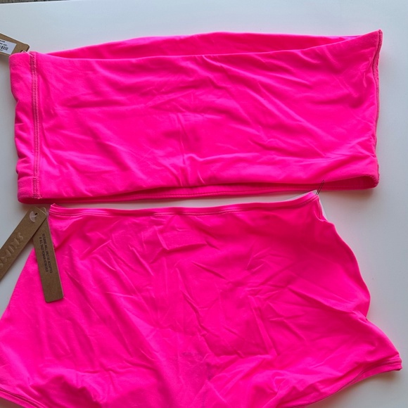 Hot Neon Pink SKIMS Set Bandeau Bra & BoyShort Large - Picture 5 of 7